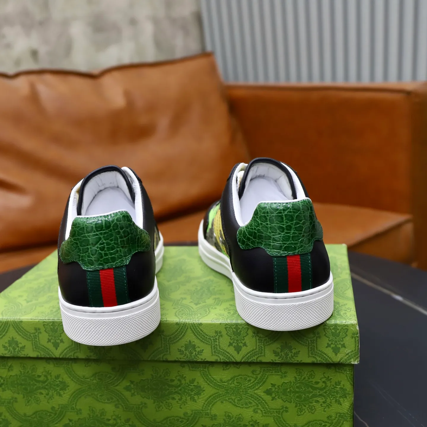 Ex-factory price: 400💰🙅‍♂️🙅‍♂️🙅‍♂️ Brand: Gucci GUCCi Standard code: 38-44 (45 customized) Grade: Same as the official website Material: Original leather splicing Comfortable and breathable sheepskin lining Original wear-resistant outsole Style category: Men's fashionable casual shoes Running sneakers Distinguished luxury brand elements Top luxury Color: actual picture color